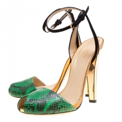 مملوكة مسبقًا صندل غوتشي مقدمة مفتوحة سيور كاحل سويدي مع جلد نقش ثعبان أخضر مقاس 38