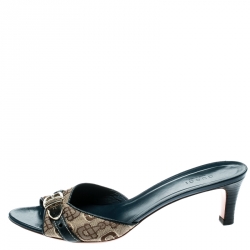 مملوكة مسبقًا حذاء سلايدز غوتشي مقدمة مفتوحة تفاصيل إبزيم جلد أزرق مع كانفاس مطبوع بيج مقاس 38.5