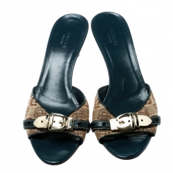 مملوكة مسبقًا حذاء سلايدز غوتشي مقدمة مفتوحة تفاصيل إبزيم جلد أزرق مع كانفاس مطبوع بيج مقاس 38.5