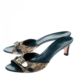 مملوكة مسبقًا حذاء سلايدز غوتشي مقدمة مفتوحة تفاصيل إبزيم جلد أزرق مع كانفاس مطبوع بيج مقاس 38.5