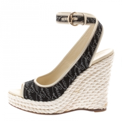 مملوكة مسبقًا صندل غوتشي نعل سميك كعب روكي سير كاحل شعار نوتيكال حواف جلد أبيض وكانفاس أزرق مقاس 38.5