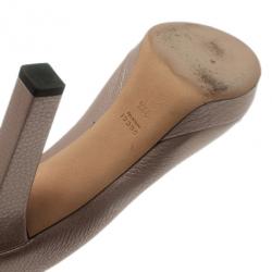 مملوكة مسبقًا Gucci Pink Metallic Leather Horsebit Peep Toe Platform Pumps Size 39.5