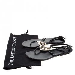 مملوكة مسبقًا Gucci Black Patent Leather Logo Buckle Flat Thong Sandals Size 36