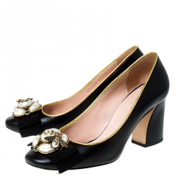 مملوكة مسبقًا Gucci Black Leather GG Bee Embellished Bow Block Heel Pumps Size 36.5