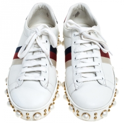 مملوكة مسبقًا حذاء رياضي غوتشي مرتفع من أعلى مزخرف لؤلؤ صناعي نيو أيس تفاصيل ويب حواف جلد ثعبان جلد أبيض مقاس 36.5