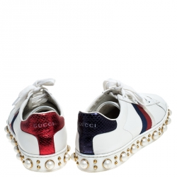 مملوكة مسبقًا حذاء رياضي غوتشي مرتفع من أعلى مزخرف لؤلؤ صناعي نيو أيس تفاصيل ويب حواف جلد ثعبان جلد أبيض مقاس 36.5