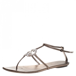 مملوكة مسبقًا صندل فلات إصبع غوتشي مزخرف بكريستال جلد ميتاليك مقاس 41