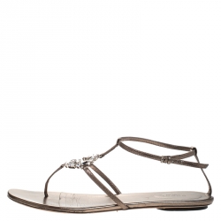 مملوكة مسبقًا صندل فلات إصبع غوتشي مزخرف بكريستال جلد ميتاليك مقاس 41