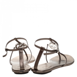 مملوكة مسبقًا صندل فلات إصبع غوتشي مزخرف بكريستال جلد ميتاليك مقاس 41