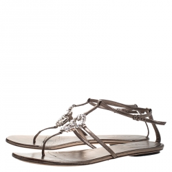 مملوكة مسبقًا صندل فلات إصبع غوتشي مزخرف بكريستال جلد ميتاليك مقاس 41