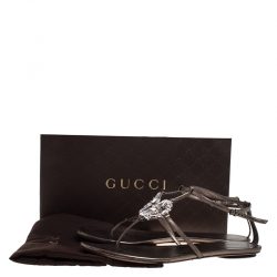 مملوكة مسبقًا صندل فلات إصبع غوتشي مزخرف بكريستال جلد ميتاليك مقاس 41