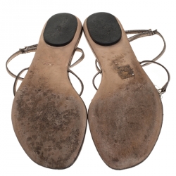 مملوكة مسبقًا صندل فلات  إصبع غوتشي مزخرف بكريستال جلد ميتاليك مقاس 41