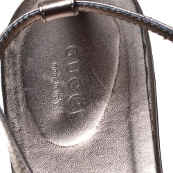 مملوكة مسبقًا صندل فلات إصبع غوتشي مزخرف بكريستال جلد ميتاليك مقاس 41