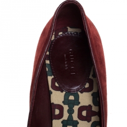 مملوكة مسبقًا حذاء كعب عالي غوتشي غطاء مقدمة جلد منقوش هورسبيت وسويدي عنابي مقاس 38.5