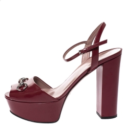 مملوكة مسبقًا Gucci Burgundy Leather Claudie Horsebit Peep Toe Platform Sandals Size 40