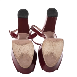 مملوكة مسبقًا Gucci Burgundy Leather Claudie Horsebit Peep Toe Platform Sandals Size 40