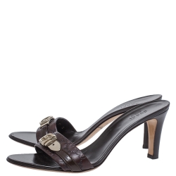 مملوكة مسبقًا صندل سلايد غوتشي تفاصيل إبزيم كافاس جي جي أبيض مقاس 38