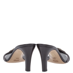 مملوكة مسبقًا صندل سلايد غوتشي تفاصيل إبزيم كافاس جي جي أبيض مقاس 38