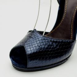 مملوكة مسبقًا Gucci Navy Blue Snakeskin Peep Toe Ankle Strap Sandals Size 38.5
