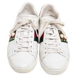 Pre Owned حذاء رياضي غوتشي نيو أيس جلد أبيض وجلد نقشة الثعبان مزين بنمط ويب مزين باللؤلؤ الصناعي بعنق منخفض مقاس 38