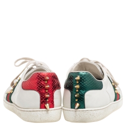 Pre Owned حذاء رياضي غوتشي نيو أيس جلد أبيض وجلد نقشة الثعبان مزين بنمط ويب مزين باللؤلؤ الصناعي بعنق منخفض مقاس 38