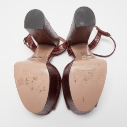 مملوكة مسبقًا Gucci Red Python Leather Claudie Horsebit Platform Block Heel Ankle Strap Sandals Size 38.5