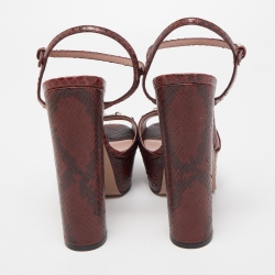 مملوكة مسبقًا Gucci Red Python Leather Claudie Horsebit Platform Block Heel Ankle Strap Sandals Size 38.5