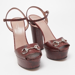 مملوكة مسبقًا Gucci Red Python Leather Claudie Horsebit Platform Block Heel Ankle Strap Sandals Size 38.5