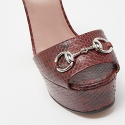 مملوكة مسبقًا Gucci Red Python Leather Claudie Horsebit Platform Block Heel Ankle Strap Sandals Size 38.5
