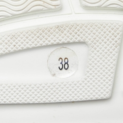 مملوكة مسبقًا Gucci Off White Leather Crystal Embellished Aguru Sandals Size 38