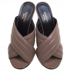 مملوكة مسبقًا صندل سلايد غوتشي جلد بيج كعب مربع سيور متقاطعة مقاس 36.5