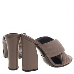 مملوكة مسبقًا صندل سلايد غوتشي جلد بيج كعب مربع سيور متقاطعة مقاس 36.5