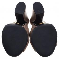 مملوكة مسبقًا صندل سلايد غوتشي جلد بيج كعب مربع سيور متقاطعة مقاس 36.5