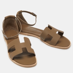مملوكة مسبقًا Hermes Brown Leather Santorini Ankle Strap Flat Sandals Size 40