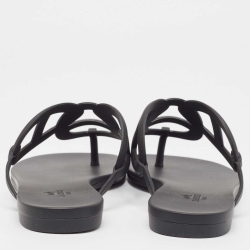 مملوكة مسبقًا Hermes Black Rubber Egerie Thong Flats Size 39