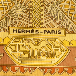 مملوكة مسبقًا Hermès Yellow Printed Silk Sur Un Tapis Volant Square Scarf 