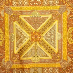 مملوكة مسبقًا Hermès Yellow Printed Silk Sur Un Tapis Volant Square Scarf 