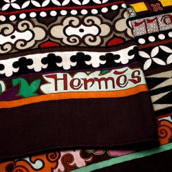 Pre Owned Hermes La Femme Aux Semelles De Vent Printed Cashemere and Silk Shawl 