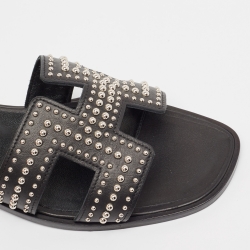 مملوكة مسبقًا Hermès Black Leather Studded Oran Flat Slides Size 36