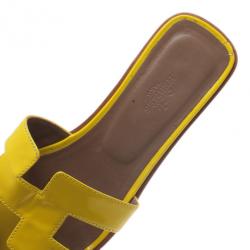 مملوكة مسبقًا Hermes Yellow Patent Oran Box Sandals Size 37.5