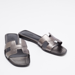 مملوكة مسبقًا Hermès Metallic Bronze Leather Oran Sandals Size 38