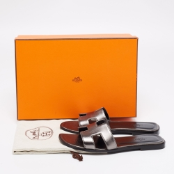 مملوكة مسبقًا Hermès Metallic Bronze Leather Oran Sandals Size 38