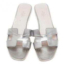 مملوكة مسبقًا Hermes Silver Leather Oran Box Sandals Size 39.5