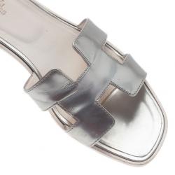 مملوكة مسبقًا Hermes Silver Leather Oran Box Sandals Size 39.5
