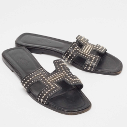 مملوكة مسبقًا Hermes Black Studded Leather Oran Flat Slides Size 39