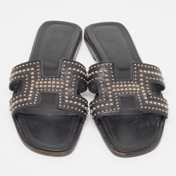 مملوكة مسبقًا Hermes Black Studded Leather Oran Flat Slides Size 39
