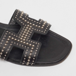 مملوكة مسبقًا Hermes Black Studded Leather Oran Flat Slides Size 39
