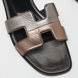 مملوكة مسبقًا Hermes Metallic Leather Oran Flat Slides Size 40