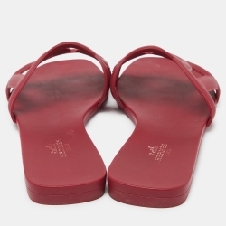 مملوكة مسبقًا صندل سلايد فلات هيرمس مطاط عنابي مقاس 37