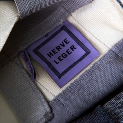 Pre Owned فستان بانديدج هيرفي ليجي رصاصي أومبريه بكتف واحد M